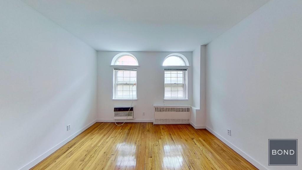 Building Photo - 402 E 83rd St