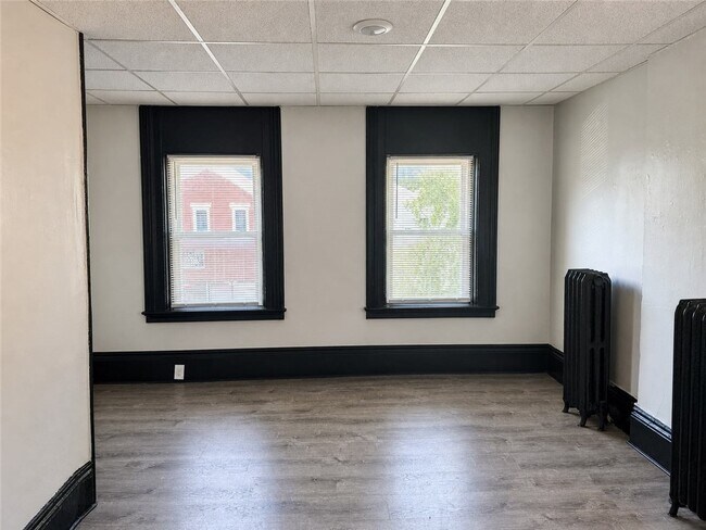 Building Photo - 111-115-115 Lyell Ave