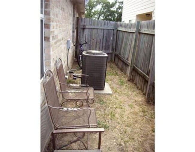 Building Photo - Spacious 3/2 duplex in great location