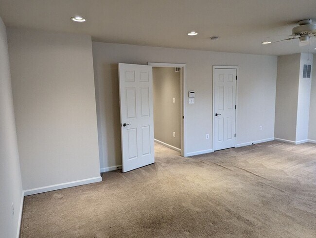 Building Photo - Gorgeous 3 level townhouse in North Potoma...