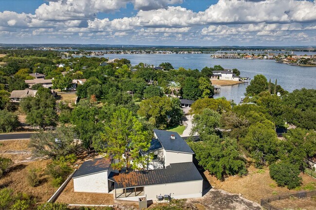 Building Photo - 820 Broken Arrow