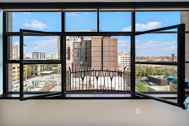Building Photo - ELI713