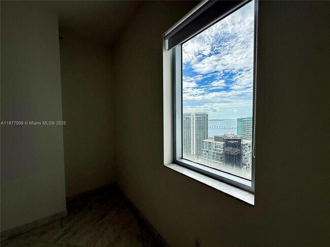 Building Photo - 1060 Brickell Ave
