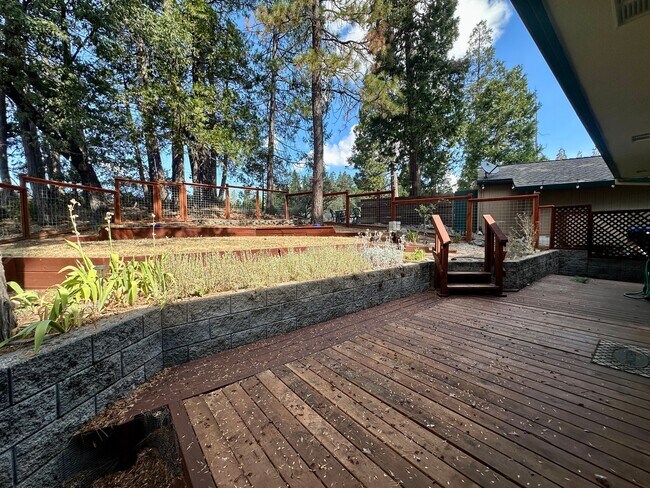 Building Photo - Gorgeous Confidence Home!!