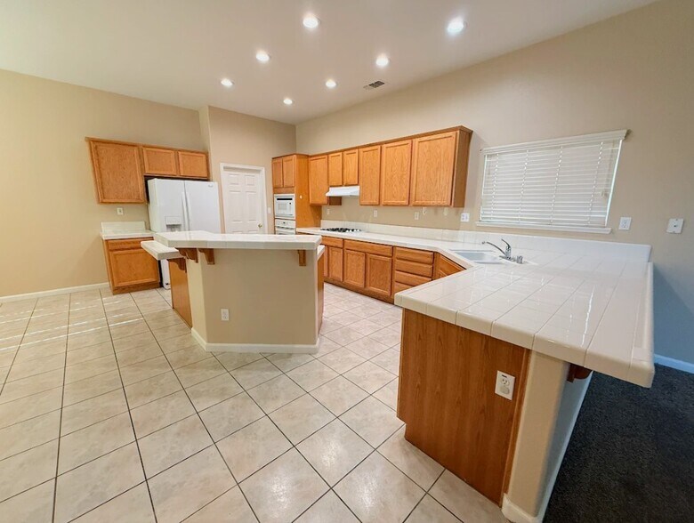 Building Photo - 405 Hearst Dr