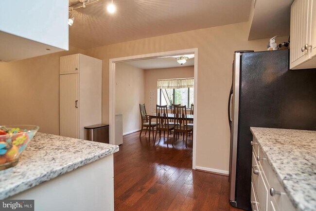 Building Photo - 1650 Parkcrest Cir