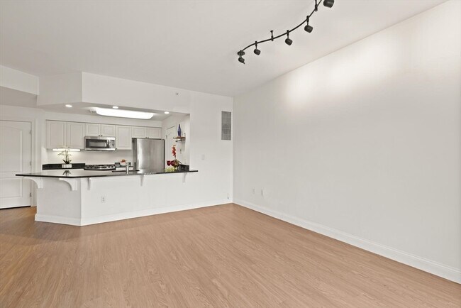 Building Photo - Commerce