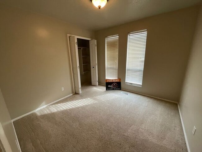 Building Photo - 5 bedroom 3 bath Home 2 car garage- Small dog friendly