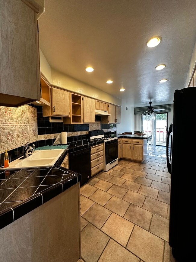 Building Photo - 4 Bedroom, 4 Bath Home w/ 2-Car Garage. Swimming Pool and Large Fenced in Yard. MUST SEE!!!