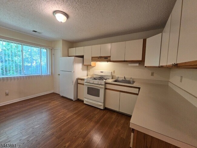 Building Photo - 71 Drake Ln