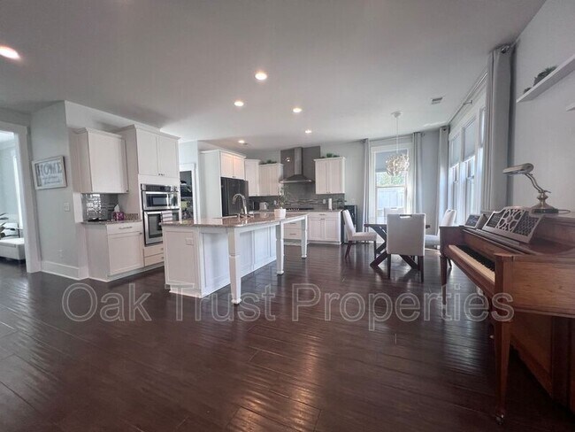 Building Photo - 244 Great Lawn Dr