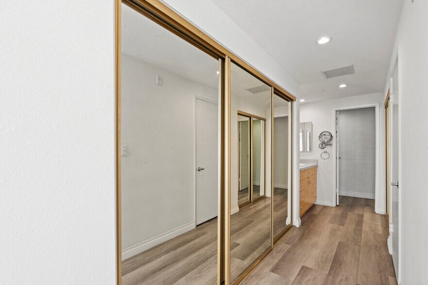 Building Photo - 321 S San Vicente Blvd