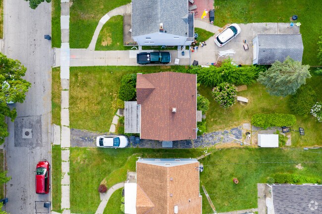 Building Photo - 817 Alvison Rd