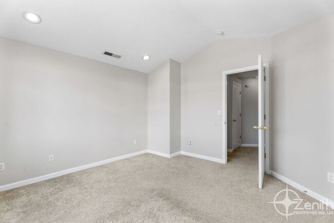 Building Photo - 5113 NE 77th Ave