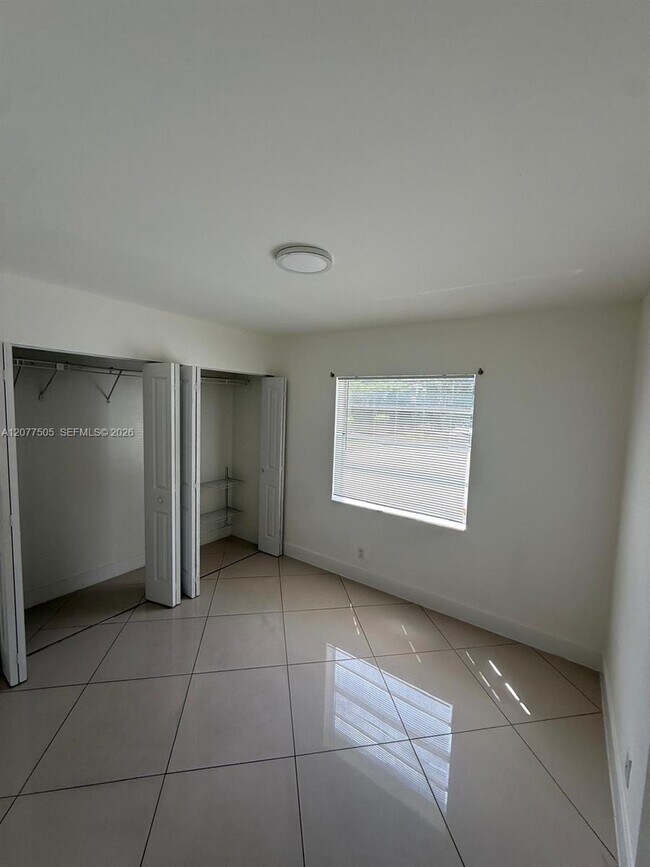 Building Photo - 10230 Twin Lakes Dr