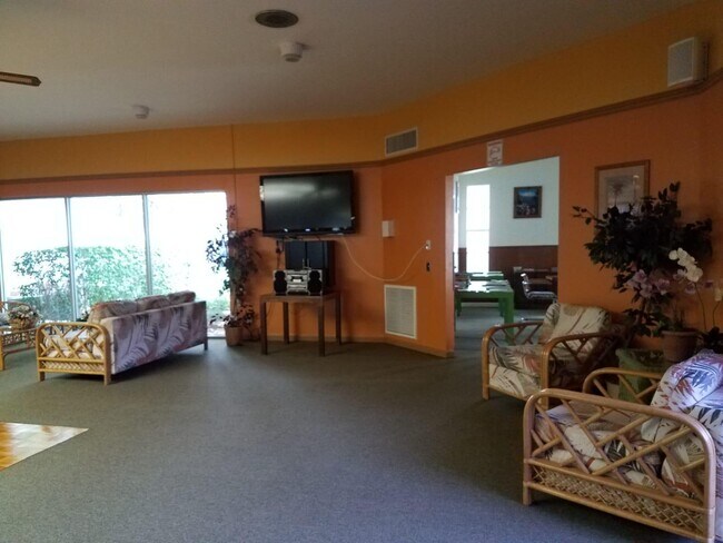 Building Photo - 700 Village Green Ct