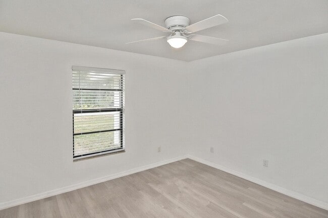 Building Photo - 1202 E 7th St