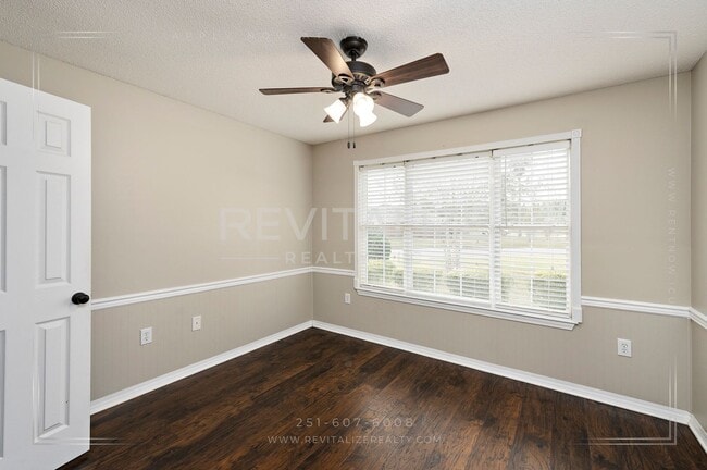 Building Photo - Gorgeous 3 Bed 2 Bath Brick Cottage on Corner Lot