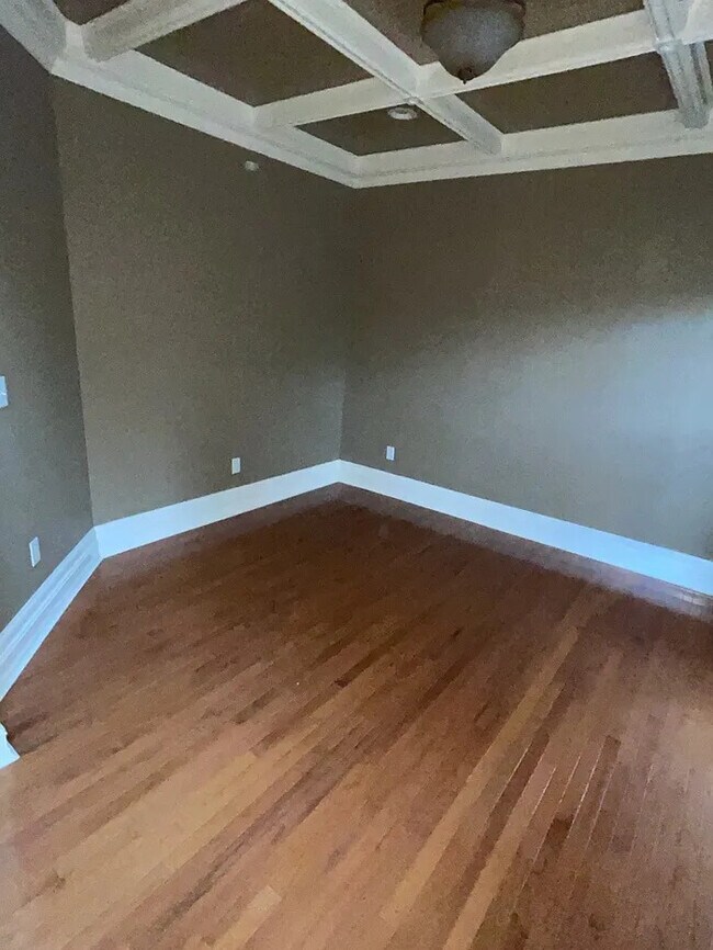 Building Photo - 4 Bedroom 3 Bathroom