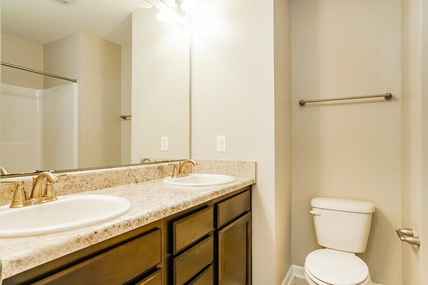 Building Photo - 105 Oakdale Ave