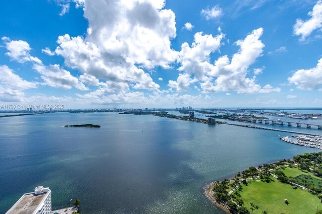 Building Photo - 2020 N Bayshore Dr