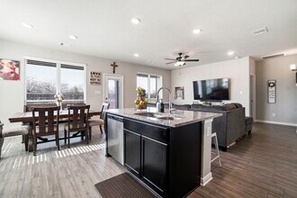 Building Photo - 1318 Kingsgate Dr