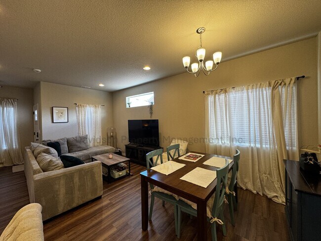Building Photo - Stunning 3 Bedroom Townhouse Located in No...