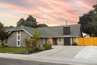 Building Photo - 714 N Beachwood St