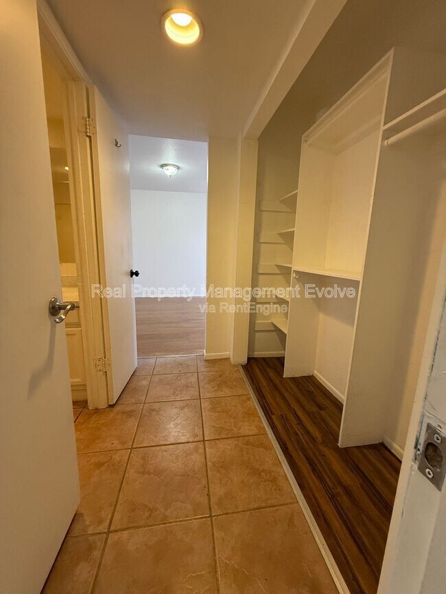 Building Photo - 3228 W Glendale Ave