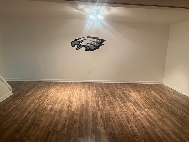 Building Photo - Now Available Spacious 3 Bedroom, 1.5 Bath Home