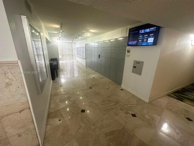 Building Photo - 800 Parkview Dr