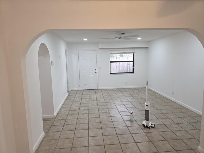 Building Photo - 4443 Vicliff Rd