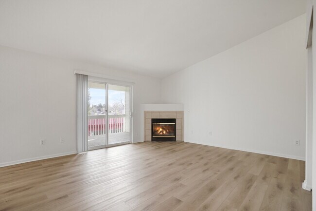 Building Photo - Great Two Bedroom Condo with Garage