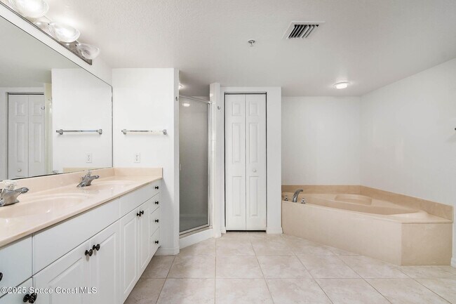 Building Photo - 7048 Sevilla Ct