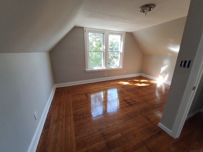 Building Photo - 721 Winchester Ave