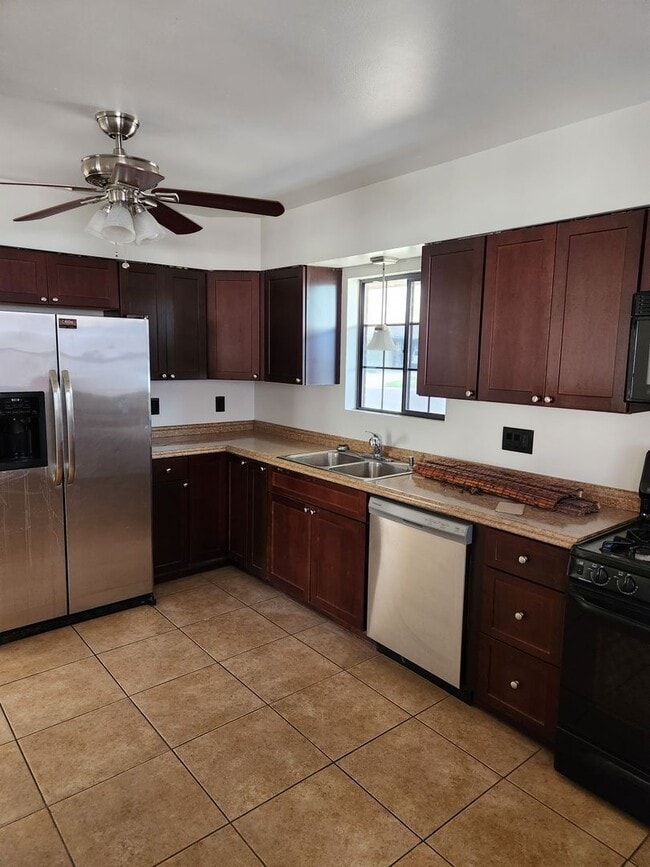 Building Photo - 3bedroom 2 bath home in North Phoenix