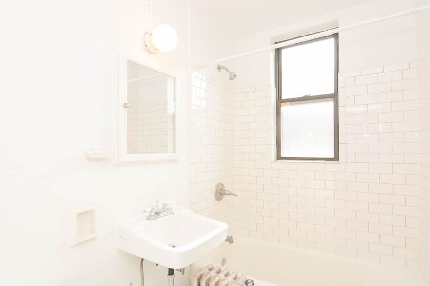 Building Photo - 3335 W Diversey Ave