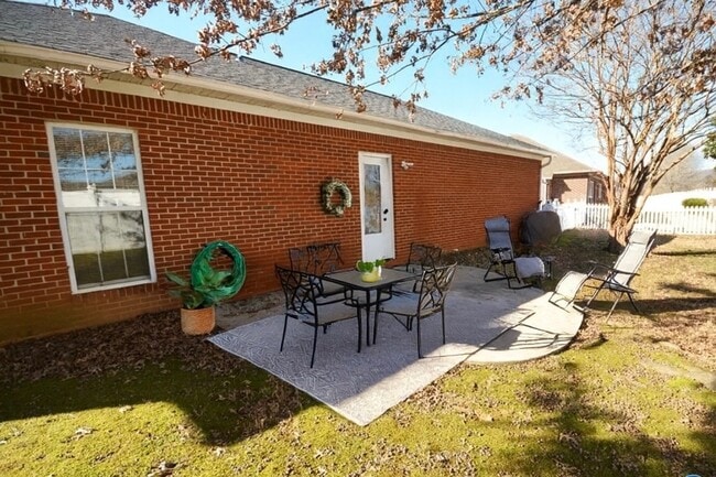 Building Photo - 5203 Frankford Dr SE