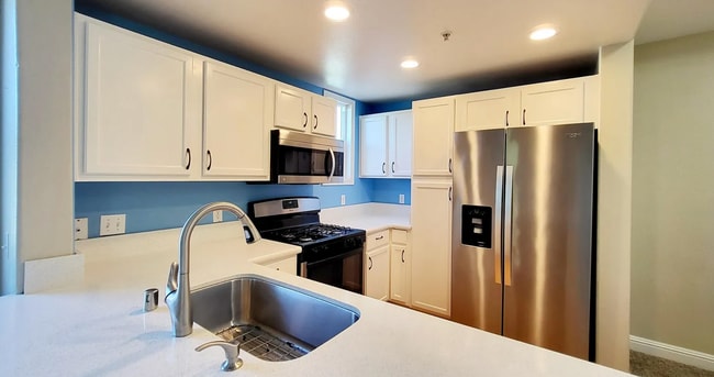 Building Photo - Beautifully Remolded Upscale 2 bed 2 bath ...