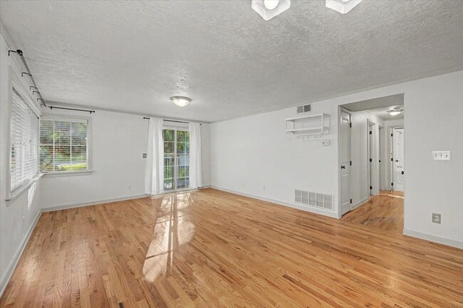 Building Photo - 407 Village Ln