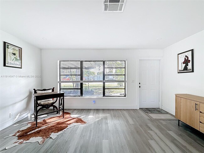 Building Photo - 600 N 66 Terrace