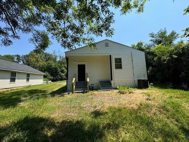 Building Photo - 407 Circus St