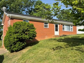 Building Photo - 3 Bedroom 1.5 Bathroom Home Located in Greeneville, TN
