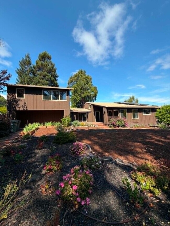 Building Photo - 775 Hillcrest Way