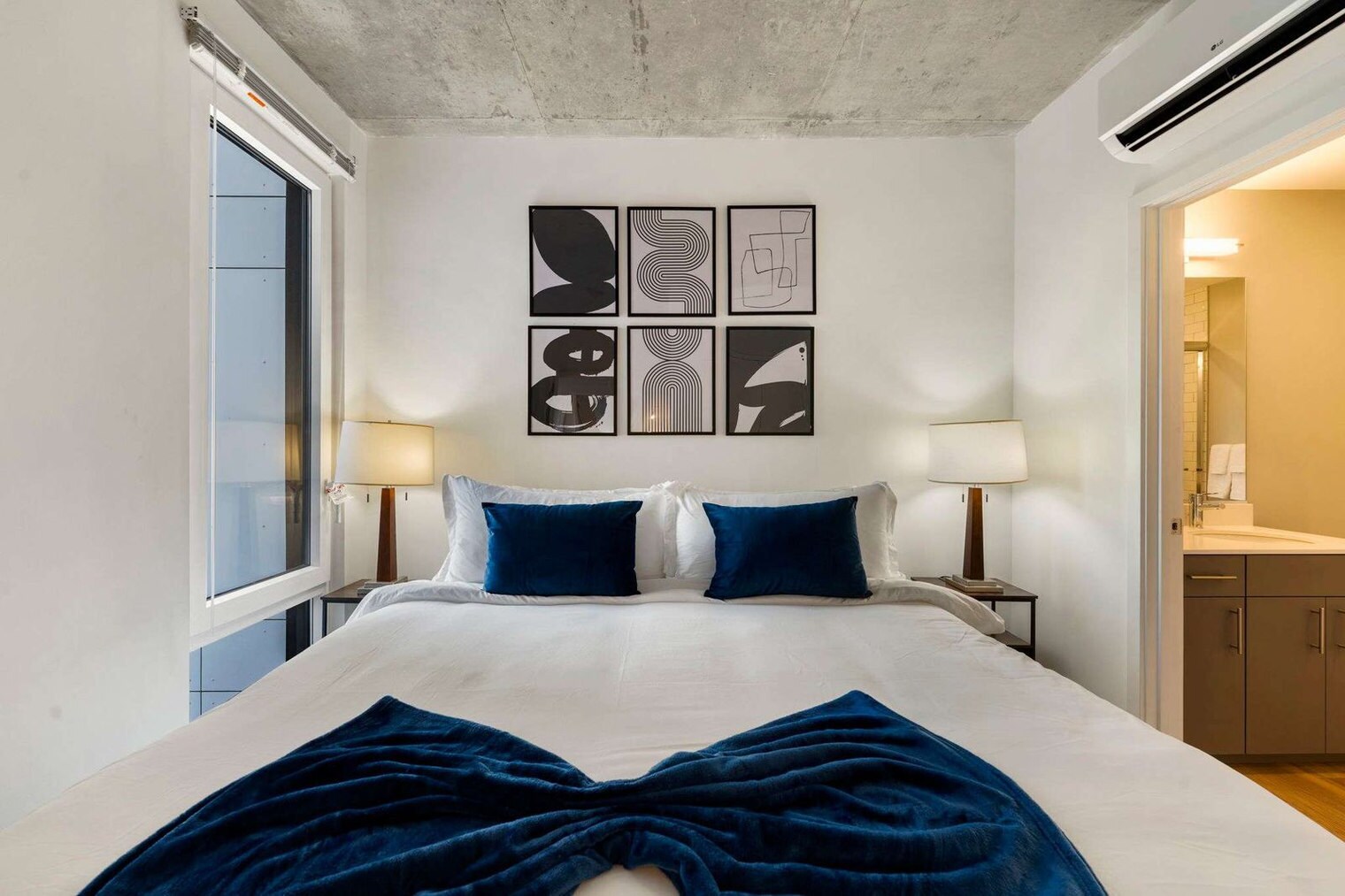 Building Photo - 853 W Blackhawk St