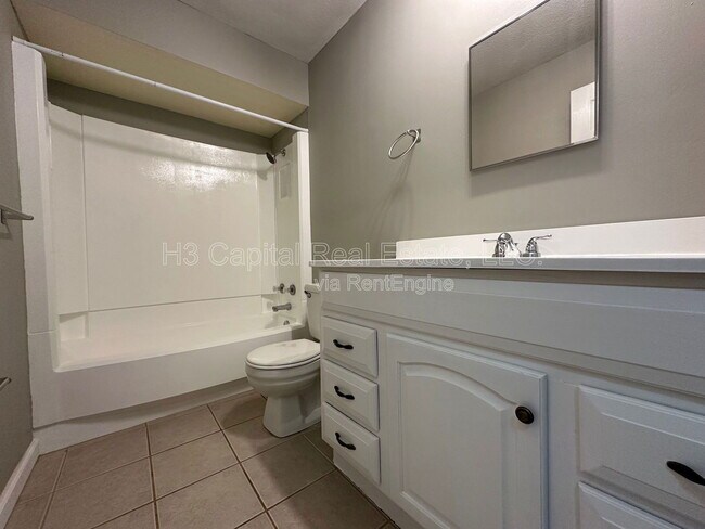 Building Photo - 302 Woodhenge Dr