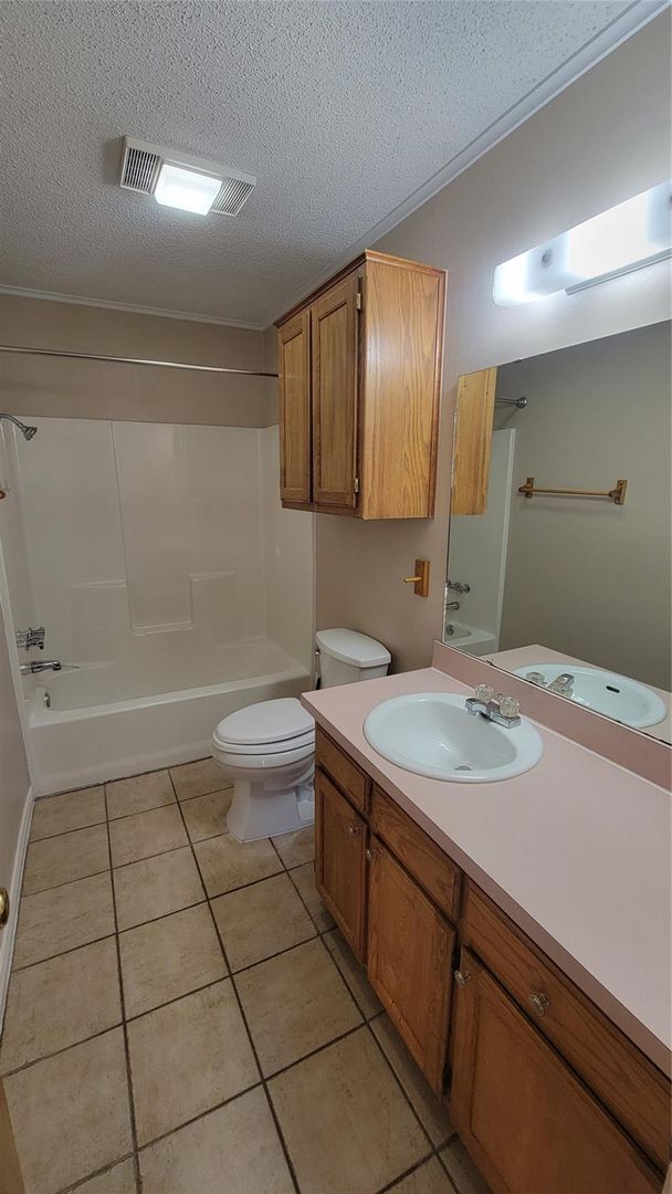Building Photo - Discover this inviting 3 bedroom, 2 bathroom rental nestled in Cleburne, Texas, offering a spacio...