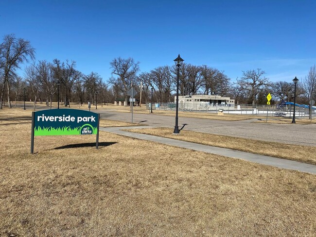 Building Photo - Spacious 4 Bed 2 Bath Home Lots of Storage