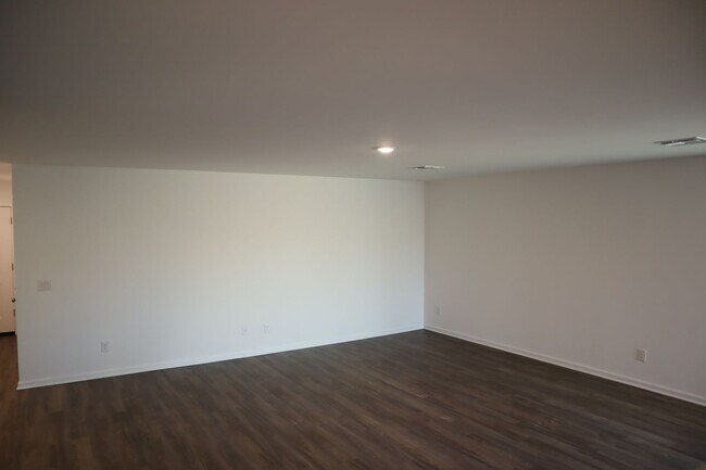 Building Photo - Great Home Great price!