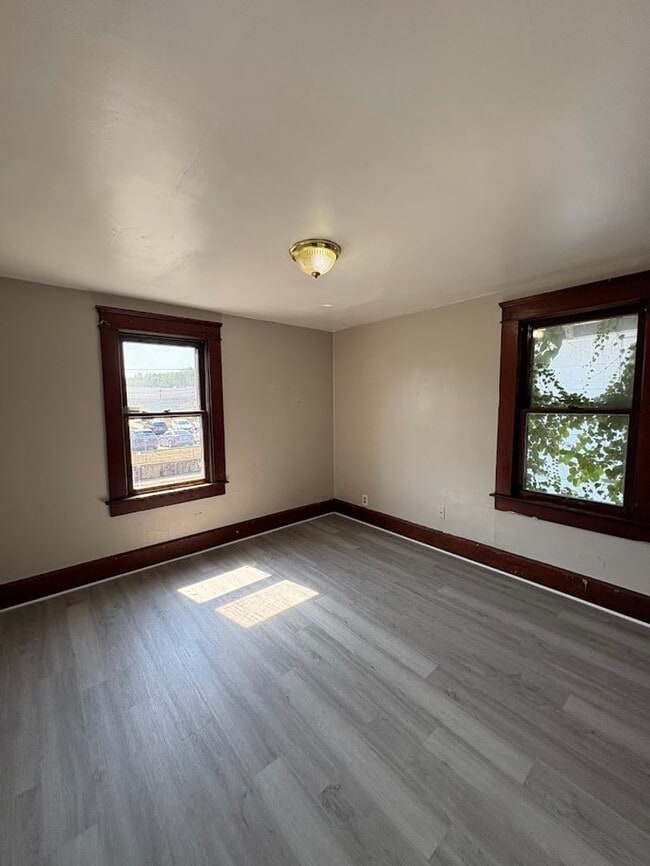 Building Photo - Three bedroom one bathroom home for rent